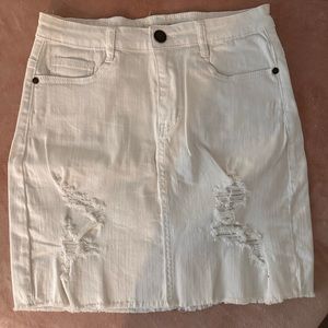 White denim skirt!